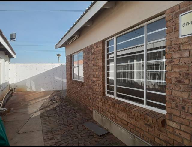 80M² BUILDING TO LET IN APEX